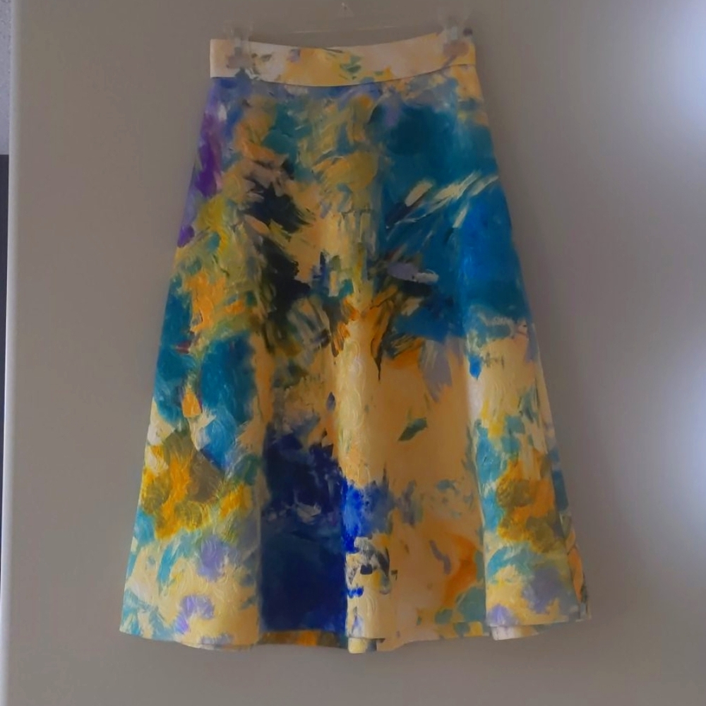 Abstract print embossed skirt